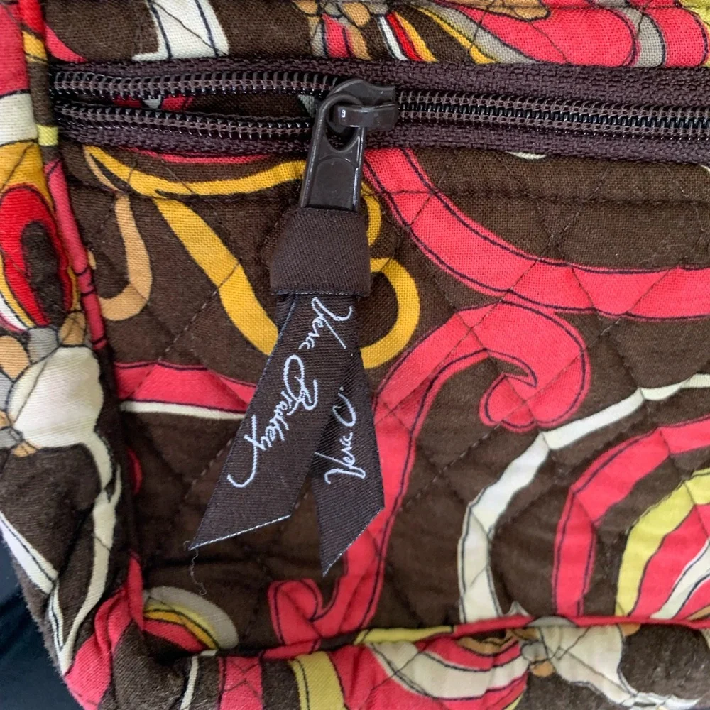 VERA BRADLEY sweet shoulder bag in excellent condition. Tons of pockets - Picture 2 of 6